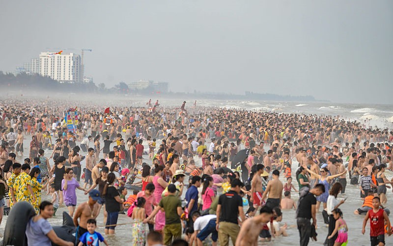 Hình ảnh đông đúc trên bãi tắm Sầm Sơn dịp cao điểm